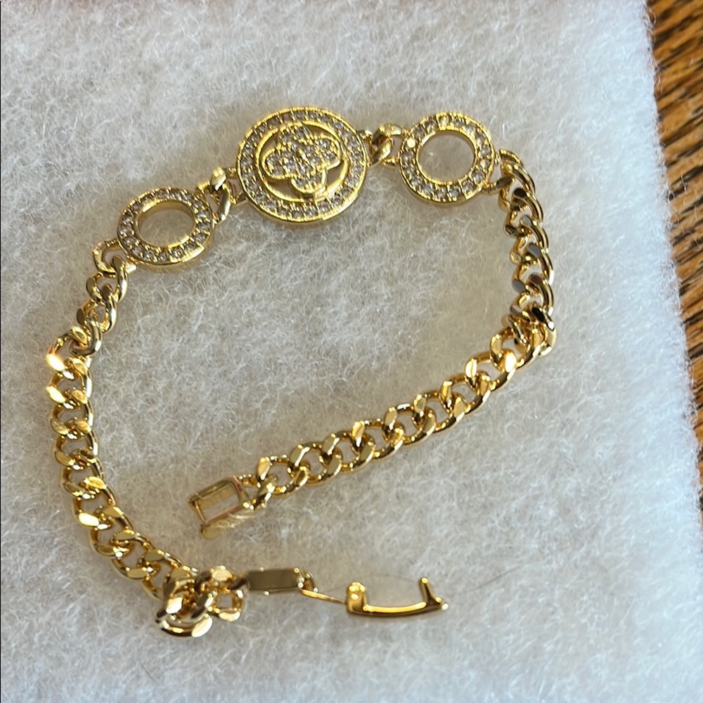 Gold Clover Bracelet. Size 8.